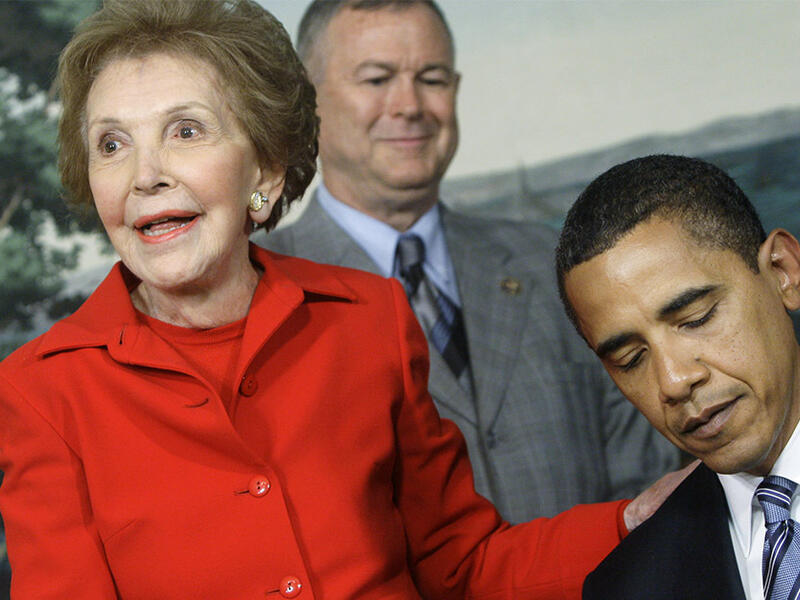 نانسي ريغان:
توفيت السيدة الأمريكية الأولى في 6 مارس/آذار، زوجة الرئيس الأمريكي رونالد ريغان أعظم قصة حب في تاريخ الرئاسة دامت 52 عامًا.