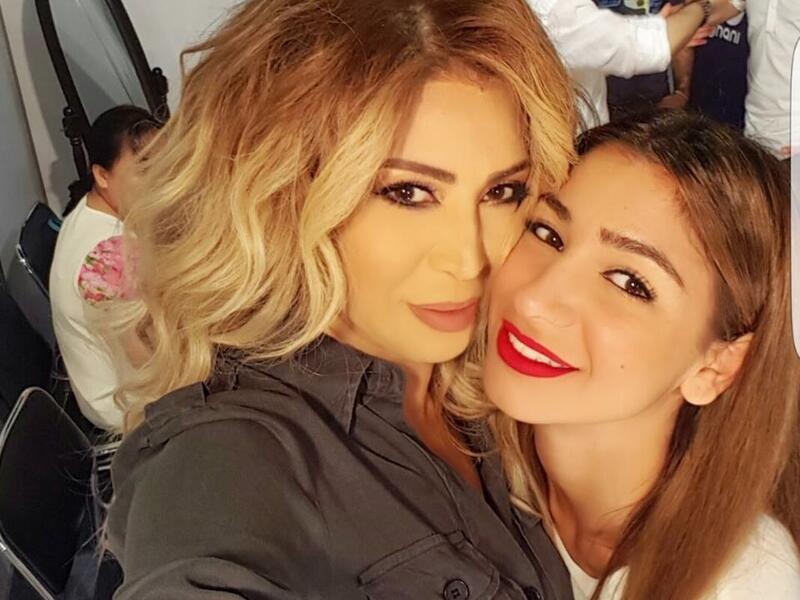 التقطت النجمة نوال الزغبي صورة “سيلفي” مع إبنتها تيا خلال حفل اعياد بيروت في البيال.خطفت الزغبي أنظار وتعليقات متابعيها على “انستغرام” بصورها مع ابنتها وسحرتا الجمهور بجمالهما والشبه الكبير بينهما وعلقت على الصورة قائلة: “مع أميرتي تيا”. 