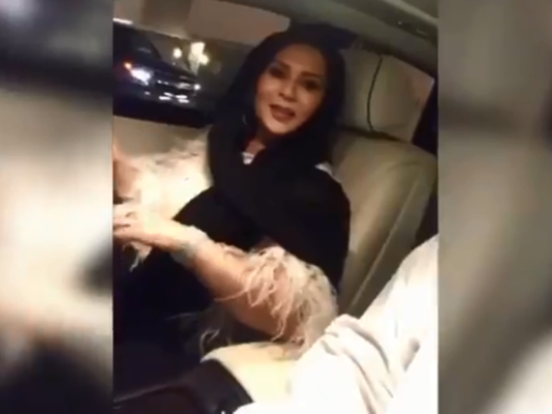 شاركت الفنانة الكويتية نوال، السعوديات يومهن التاريخي حيث قادت سيارتها في شوارع الرياض، بعد بدء تنفيذ القرار الملكي بالسماح للمرأة بالقيادة في المملكة، وقالت نوال في الفيديو: "والله يستاهلون، والله فرحانة لهم، هذا أبسط حقوقهم، الحمد لله."
