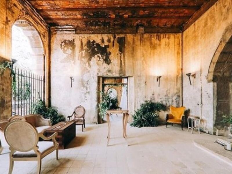 This is how they furnished the hotel Lobby with customized furniture, reception desk, music, veils, greenery and a big chandelier (Instagram)