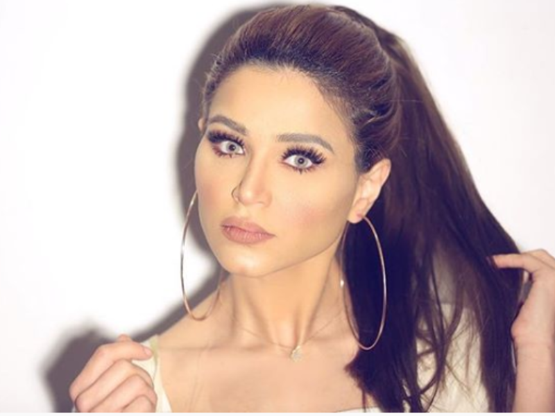 الإعلامية والفاشينيستا الكويتية نهى نبيل تشارك متابعيها حديثها مع زوجها كما أنها تخصص فقرة معه للإجابة على أسئلة المتابعين  دون أن تظهر صورته عبر مقاطع الفيديو التي تنشرها عبر حسابها الرسمي على "سناب شات".