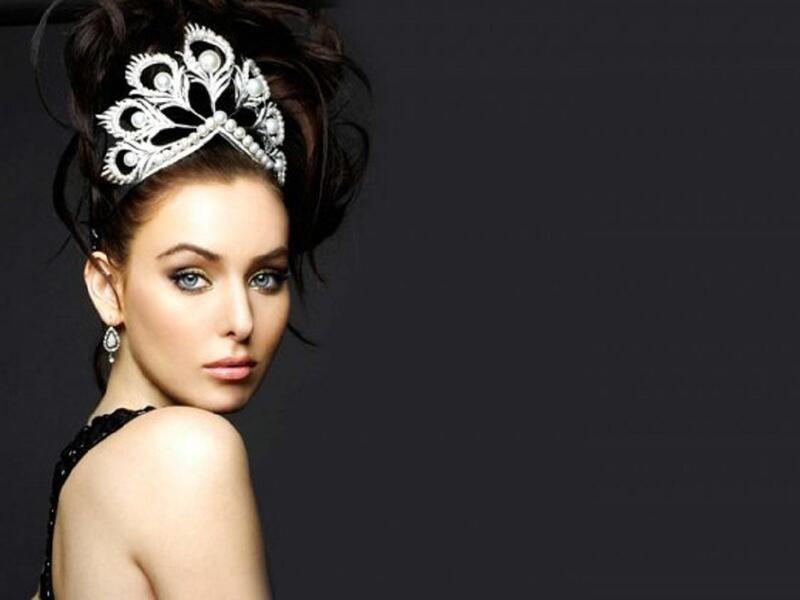 نتالي غلبوفا:
الروسية التي فازت باللقب لصالح كندا عام 2005، وصفت بأنها تملك سحرًا خاصًا، وعيونًا تمكنها من تنويم الناظر إليها مغناطيسيًا.