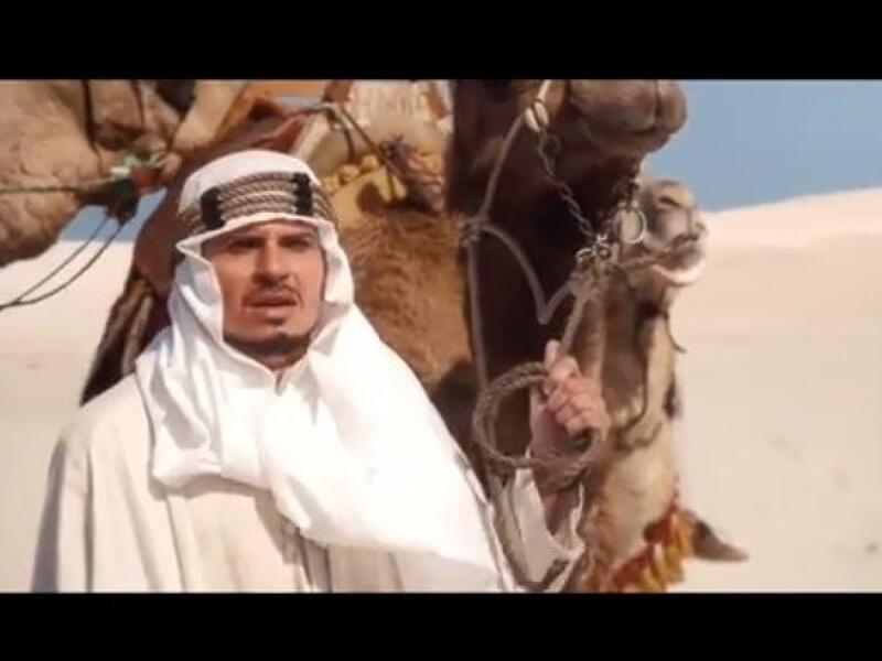 عرضت شركة كوكاكولا إعلانًا لعدة رجال يتسابقون لمطاردة زجاجة، وخلفهم رجل يرتدي زيا عربيا ويركب جملا ولا يستطيع مواصلة الركب، والجمل لا ينساق لأوامره، وسبب حالة من الغضب بين المستهلكين العرب.