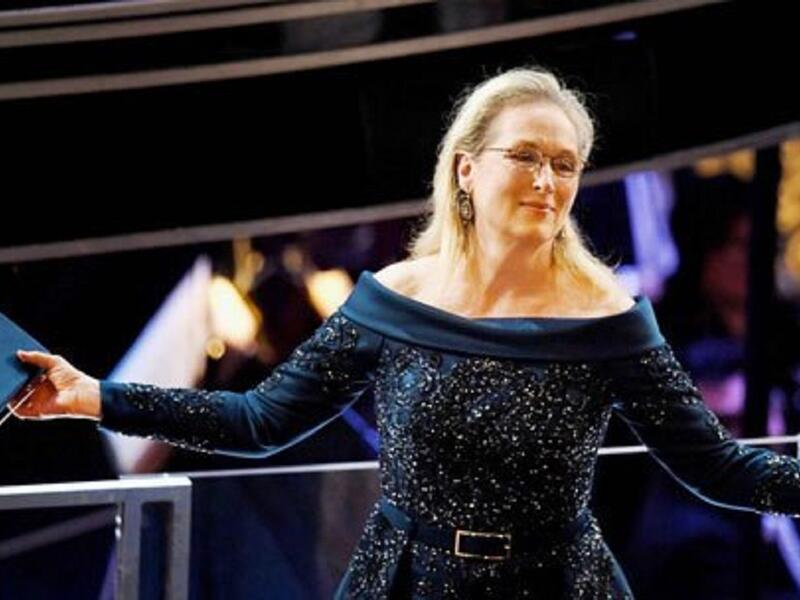 مقدم الحفل، مازح الممثلة ميريل ستريب وأشاد بـ "أدوارها العديدة غير الملهمة والمبالغ في تقديرها"، في إشارة إلى عبارة دونالد ترامب التي هاجم بها ستريب، بعد أن انتقدته في حفل غولدن غلوب.
