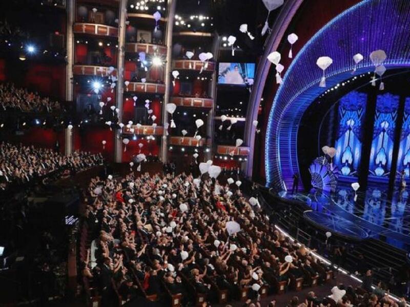 وأخيرًا بطريقة استثنائية هبطت الحلوى على الحضور في "بارشوت" بأكياس صغيرة لتسعدهم وتعتبر لحظة جميلة ومفاجأة للموجودين ولمتابعي حفل الأوسكار عبر الشاشات.
