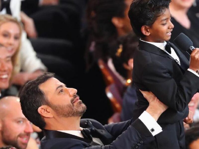 جيمي كيميل يحمل الممثل الصغير، سوني باوار، الذي شارك في فيلم "أسد" أثناء عزف موسيقى الفيلم، ما أثار إعجاب نجم الفيلم ديف باتل.
