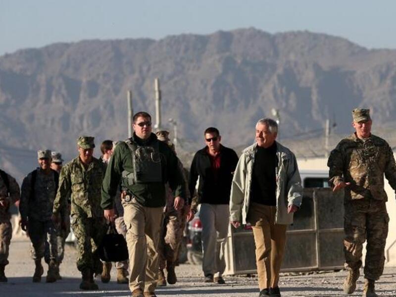  U.S. Secretary of Defense Chuck Hagel (2nd R) arrives to speak to U.S. troops at the Kandahar air base, on December 8, 2013 in Kandahar, Afghanistan.[AFP]