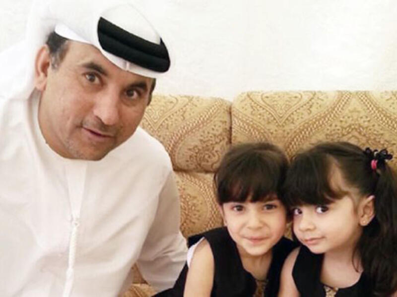 Salarey with his two daughters before his death. (Image: Mz-mz.net/)