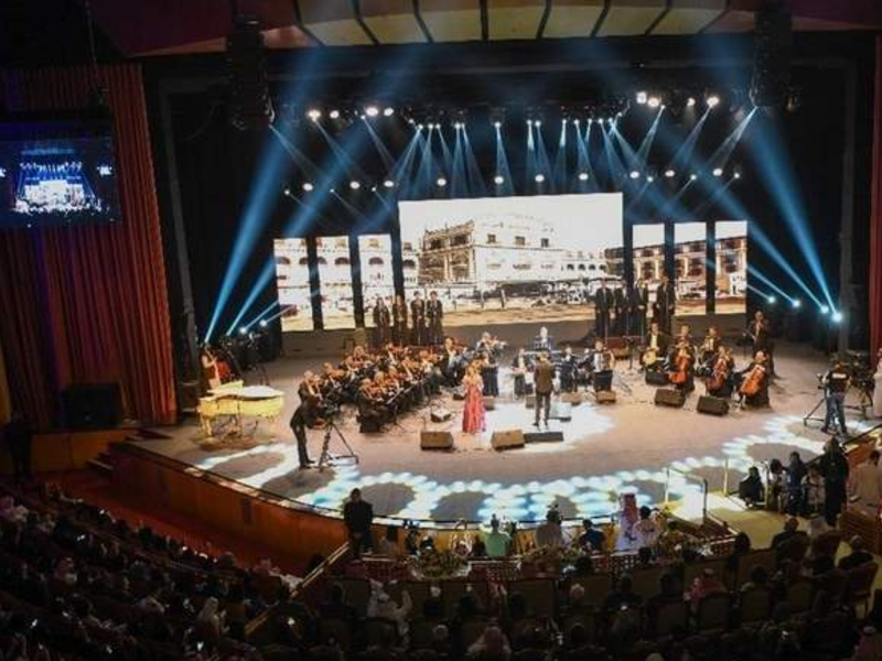 The performance played to a packed house of Saudis, both male and female. (KhT)