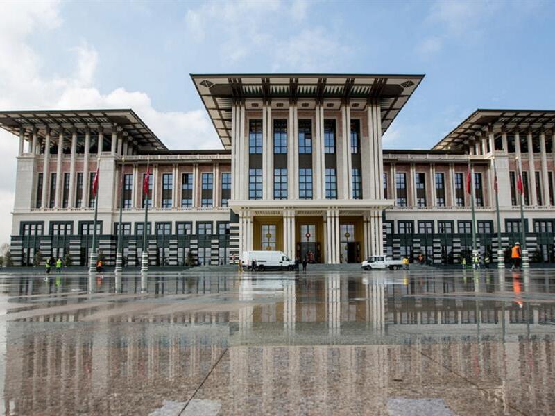 شيد أوردوغان قصرا جديدا باسم "آق سراي" اي القصر الأبيض، على قمة تل خارج أنقرة، يحتوي على 1000 غرفة وهو أكبر من البيت الأبيض الأمريكي والكرملين الروسي، وبلغت كلفة تشييده أكثر من 615 مليون دولار.
