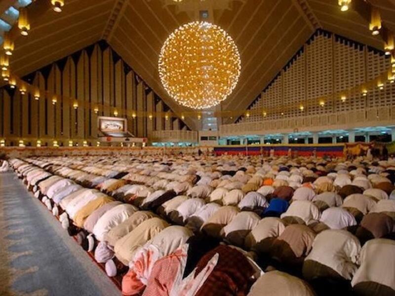 وقت ليلة القدر مجهول ،فالله صاحب الحكمة، فلو ألمّ المسلمون وقت ليلة القدر تحديداً لخفّت عزائمهم طوال شهر رمضان،واقتصر جهدهم وقيامهم بإحياء هذه الليلة فإخفاء وقتها يُعتبر حافزاً مُشجّعاً لقيام الليل طوال الشهر كله
