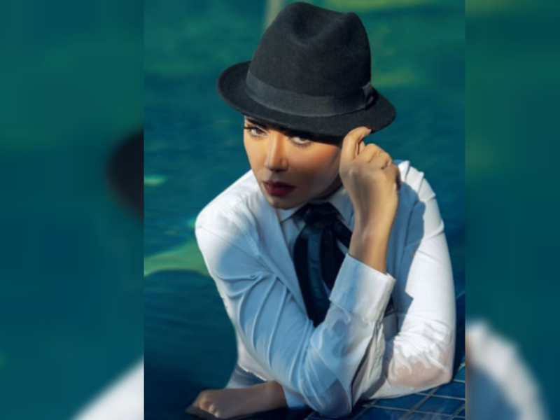 Rania did not appear wearing a swimsuit in the new photos