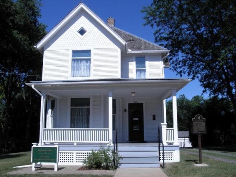 رونالد ريغان: الرئيس الأربعون للولايات المتحدة الأمريكية كان يعمل في مجال التمثيل قبل أن يدخل المجال السياسي الذي بدأه في بداية الخمسينيات، عاش طفولته في منزل في ديكسون "إلينوي".
