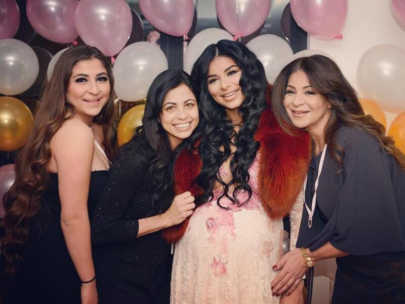 أقامت ملكة جمال أمريكا ذات الأصول اللبنانية ريما فقيه، حفل “بيبي شاور” لطفلتها المنتظرة من زوجها المنتج وسام صليبي. ريما فقيه، اختارت إطلالة وردية وذلك كونها “حامل في طفلة” وشارك في الاحتفال عدد من أصدقائها وأصدقاء زوجها