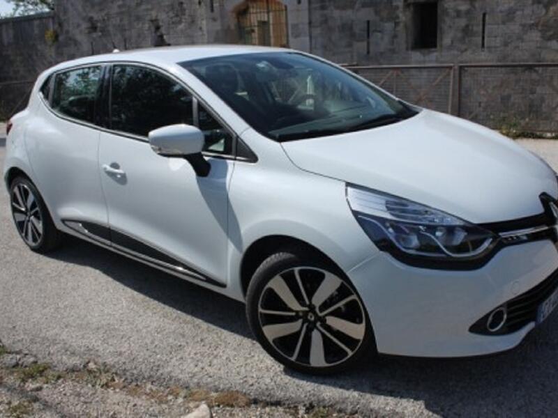 الجزائر: رينو (كليو) سيارة صغيرة وعملية، مرغوبة جدا في الجزائر خصوصا وأنها فرنسية الصنع. الترابط الثقافي بين البلدين وضع السيارات الفرنسية على رأس القائمة.
