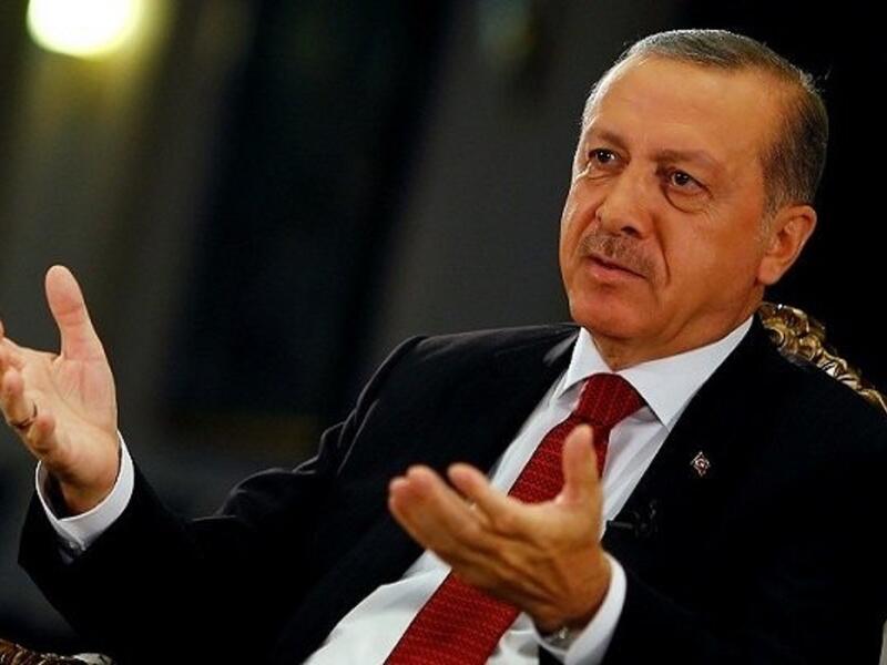 منصب الرئيس دستوريًا في تركيا منصب رمزي ليس إلا، صادق البرلمان التركي في كانون الثاني / يناير 2017 على مسودة دستور جديد يتضمن تحويل البلاد إلى نظام رئاسي مما سيكون من شأنه تعزيز السلطات التي يتمتع بها الرئيس.
