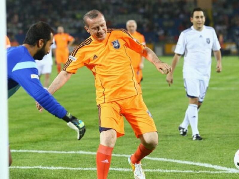 كان أردوغان لاعب كرة قدم شبه محترف بين عامي 1969م - 1982م وكان يلعب لصالح نادي قاسم باشا وذلك قبل أن يتم انتخابه عمدةً لبلدية مدينة إسطنبول من قبل حزب الرفاه الإسلامي في عام 1994م.
