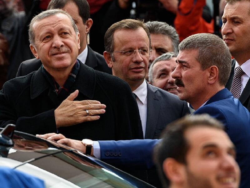 تولى رجب الطيب أردوغان الحكم في عام 2002 عقب الفوز الكاسح الذي حققه حزب العدالة والتنمية ذو الجذور الإسلامية في الانتخابات النيابية، وقضى 11 عامًا كرئيس للحكومة قبل أن يصبح أول رئيس تركي منتخب من الشعب بشكل مباشر.
