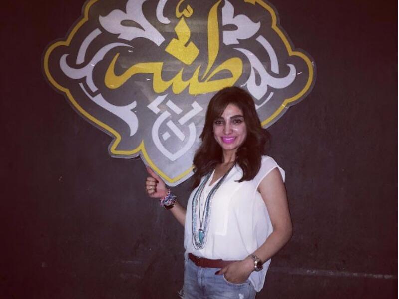 كشفت روجينا عن امتلاكها مطعم بامريكانا بلازا بالشيخ زايد مروجة للمطعم بصورة لها وهي ترتدي بلوزة بيضاء وبنطلون جينز ممزق معلقة: “مطعم طشه عندنا اجمد ملوخيه بالطشه أمريكانا بلازا الشيخ زايد” وعبر جمهورها عن استيائهم الشديد من إطلالتها مؤكدين أنها لا تليق بها.