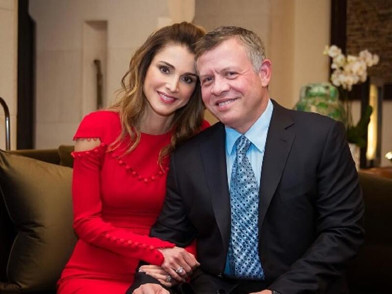 ملك الأردن عبدالله الثاني والملكة رانيا: أعجب بها من النظرة الأولى حين التقاها في منزل شقيقته على العشاء، رفضت الارتباط به قبل أن تبدأ بحبه بعد أن أهداها علبة "شوكلاتة".
