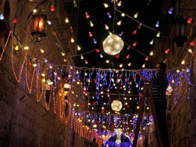 لا يختلف رمضان كثيراً في فلسطين فبالرغم من الاحتلال الإسرائيلي فإن شهر رمضان له عاداته من إفطار وسحور وحلويات. وصلاة التراويح للرجال والنساء في المساجد والساحات العامة ،وقيام الليل وقراءة القرآن وزيارات الأهل.