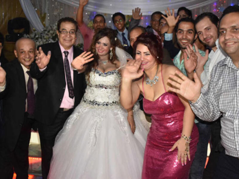 أثار خبر زواج الفنان سعيد طرابيك 74 عامًا على الفنانة الشابة سارة طارق 34 عامًا مؤخرًا موجة من الجدل والتعليقات لدى الجمهور العربي.

