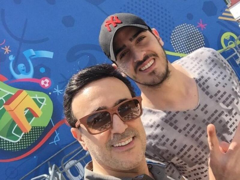 نشر الفنان صابر الرباعي صورة له على صفحته الخاصة على أحد مواقع التواصل الإجتماعي برفقة إبنه إسلام أثناء تواجدهما في فرنسا. وعلّق الرباعي قائلاً “مع إبني إسلام في مدينة نيس الفرنسية إستعداداً لإمتحانات نهاية العام الدراسي، بالتوفيق إن شاء الله”