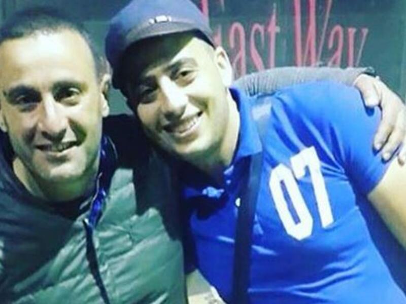 كشفت الممثل أحمد السقا عن شاب يشبهه إلى حدٍّ كبير، إلى درجة أن البعض ظنّ أنه شقيقه، ليتبيّن أن لا علاقة قرابة بينهما.. ورغم أن مسألة الشبه تزعج أحياناً بعض النجوم، إلا أن السقا على غرار تامر حسني، أعرب عن سعادته لوجود شبيه له، مؤكداً أنه مذهول من الشبه الكبير.