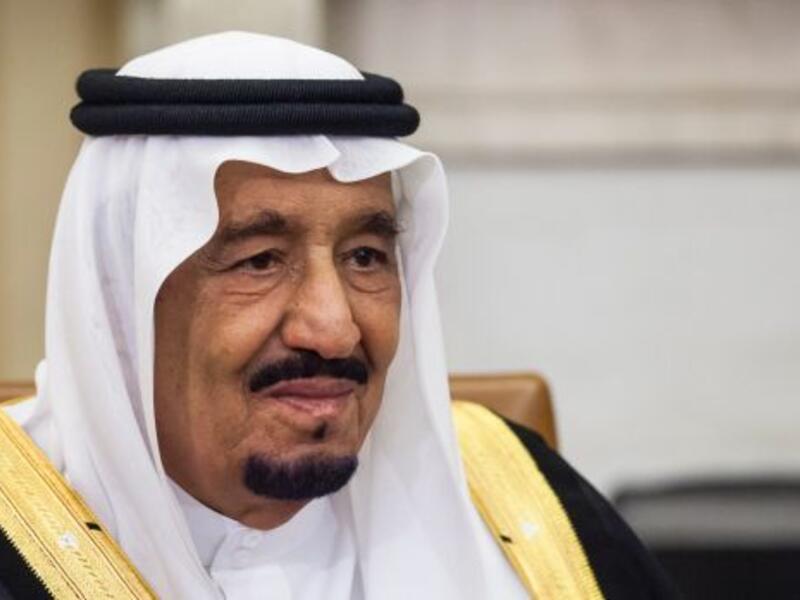لم يكمل الملك سلمان بن عبد العزيز تعليمه الجامعي بعد أن تلقى تعليمه الأساسي في مدرسة الأمراء بالرياض، حيث درس فيها العلوم الدينية والعلوم الحديثة.
