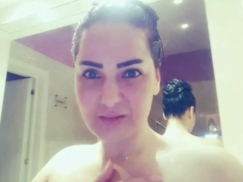 نشرت الراقصة سما المصري صورة جريئة بدت فيها نصف عارية من الأعلى ووضعت يدها على صدرها وعلقت عليها بمناسبة فوز المنتخب المصري على نظيره المغربي مهنئة :”كهربهم كهربهم افشخهم وكهربني يا كهربا مبروك لمصر، الدور الدور اللي عليه الدور وعقبال النهائي بقى”.