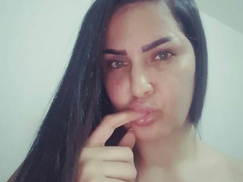 سما المصري: أعادت تقليد فيديو غادة عبد الرازق  ببث مباشر من غرفة نومها وعلى سريرها مع محاولات لرفع قميص نومها وذلك بسخرية من الفنانة وقالت "أنا كدة ملاك يا ناس"