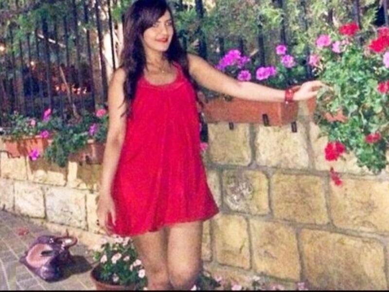 نشرت الإعلامية دينا صالح زوجة النجم سامو زين صورة عبر مواقع التواصل الاجتماعي وصفها البعض بالجريئة حيث ارتدت دينا فستان أحمر قصير جدًا