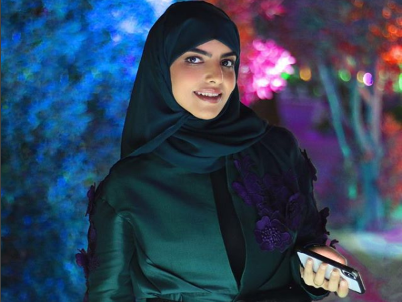 المدوّنة السعودية سارة الودعاني اختارت أن تخفي وجه زوجها عن المتابعين منذ اللحظة الأولى التي أعلنت فيها عقد قرانها شهر أبريل الماضي.