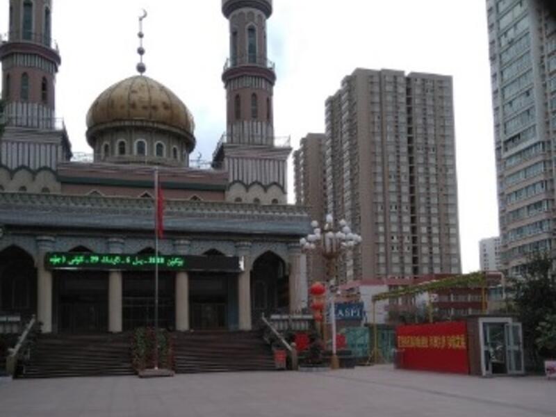 The Yan’anlu mosque in Urumqi, abandoned save for a single China flag waving in the courtyard, courtesy of Dr. Joanne Smith Finley