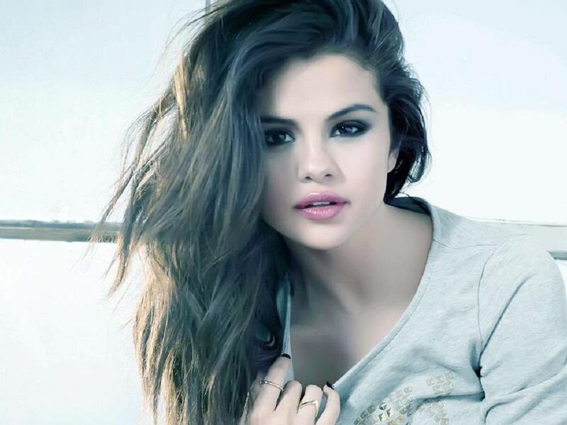 المغنية الأميركية ذات الأصول اللاتينية سيلينا غوميز ألغت جولة غنائية لتخضع لمرض Lupus والذي من أعراضه دخول المريض في اكتئاب شديد، ورغم ذلك فهي تعتلي قمة مشاهير "إنستغرام".
