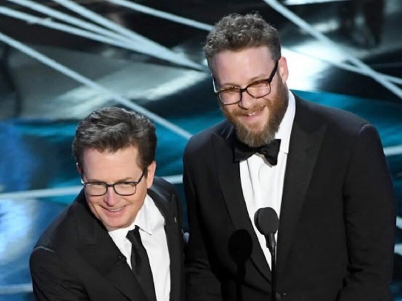 ظهر الفنانان مايكل جي فوكس، وسيث روغن، إلى جانب نموذج من سيارة ديلران، على المسرح في إشادة بفيلم "العودة إلى المستقبل".
