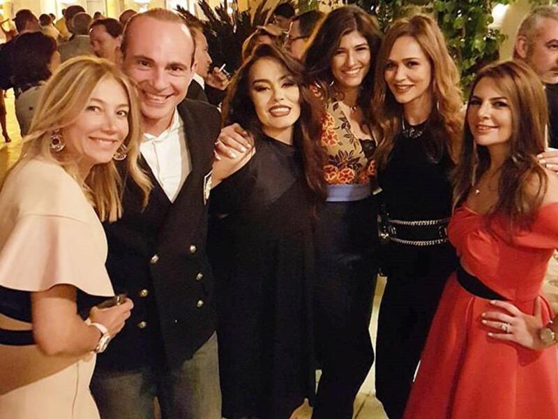 شاركت شيريهان في إحدى المناسبات الخاصة وحرصت على التقاط عدة صور وحرصت على الظهور بوجهها كاملًا شيريهان التي اعتادت طوال السنوات الأخيرة التقاط الصور لها من زاوية واحدة فقط فاجأت جمهروها بإطلالتها وتغزلوا في جمالها مؤكدين أنها كلما تتقدم في السن تزاد جمالًا.
