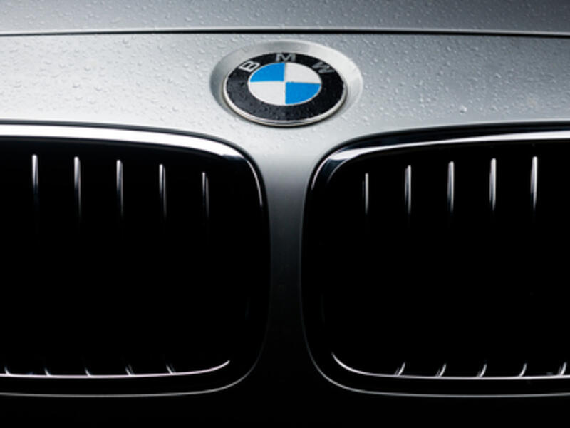 BMW: شِعار الشركة يُعد ثناءً على تاريخها في مجال صناعة محركات الطائرات للجيش الألماني في الحرب العالمية الثانية، حيث يمثل الشِعار مروحة في حالة دوران واللون الأزرق يمثل السماء.