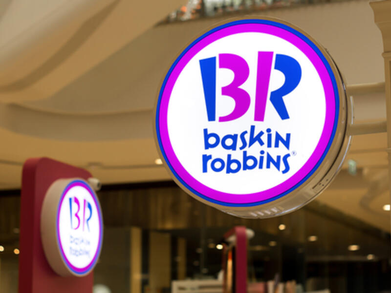 باسكن روبنز: إذا نظرت إلى حرفي B و R على الشعار، ستجد أن المنحنى على حرف B هو رقم 3 والخط الأول في حرف R هو الرقم 1، و معًا يمثلان 31 من نكهات الآيس كريم اللذيذ.