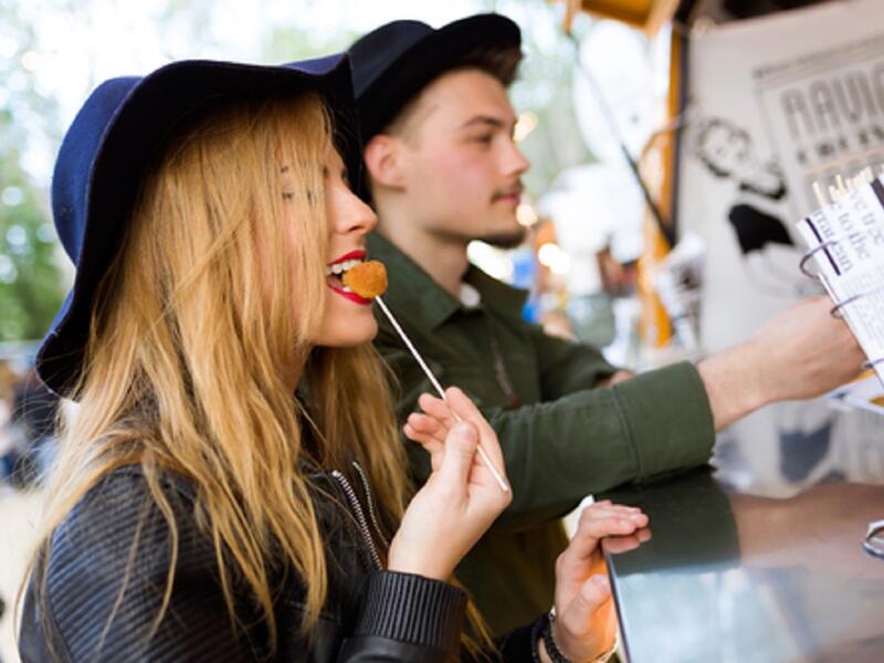 احمل معك وجبة طعام خفيفة وصحية دائمًا: وجبات الطعام السريعة أو قطعة من الشوكولاتة من محال البيع، قد تكون مغرية لدى الشعور بالجوع، ولكن، إذا تأكدت من حمل وجبة خفيفة صحية مثل تفاحة، فلن تضطر إلى التضحية بنظامك الغذائي الصحي لإسكات جوع معدتك.
