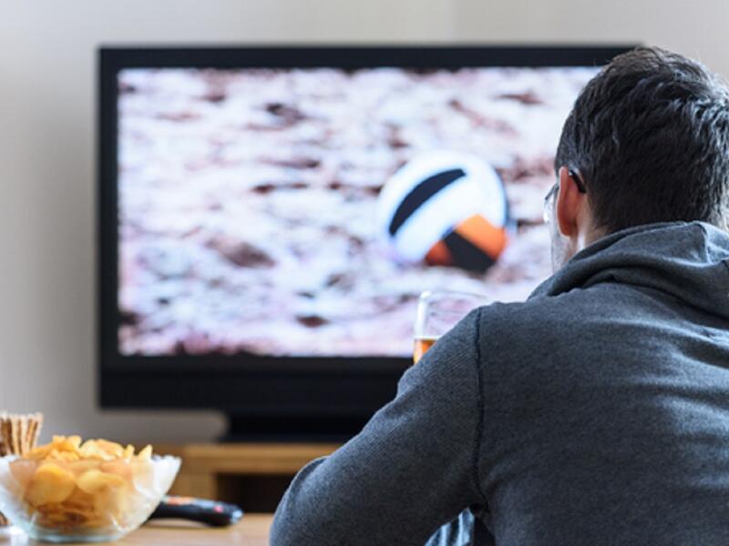 التقليل من سهرات التلفزيون: الإفراط في الجلوس أمام التلفزيون لا يسبب الخمول ومجموعة كبيرة من الأمراض فقط، بل يساهم أيضًا في ما يسمى الأكل الطائش.
