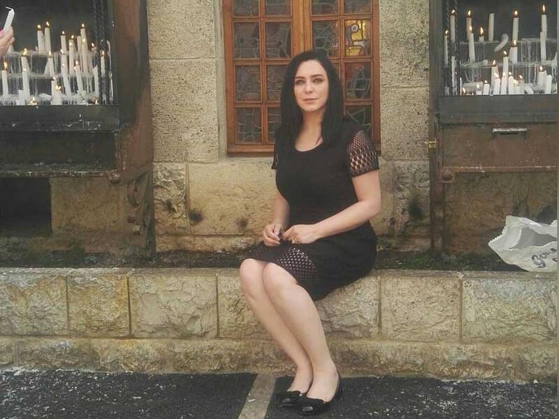 صلت الفنانة السورية سولاف فواخرجي في دير القديس الماروني مار شربل كما طلبت من متابعيها على مواقع التواصل الاجتماعي الصلاة لاجل سوريا. ونشرت فواخرجي صورة لها أثناء زيارتها للدير وكتبت: “ياااامارشربل صلوا لاجل سوريا”.