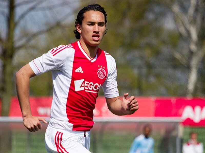 لاعب الوسط الهولندي المغربي عبد الحق نوري (أياكس): يبلغ من العمر 18 عاماً، بات هدفاً لآرسنال ومانشستر يونايتد، أحد أبرز المواهب الشابة وألمعها، يتوقع له المحللون مستقبلاً رائعاً، يتمتع بمهارات مميزة، ما زال يلعب لصالح فريق أياكس الرديف، إلا أن تمثيله للفريق الأول بات قريباً.