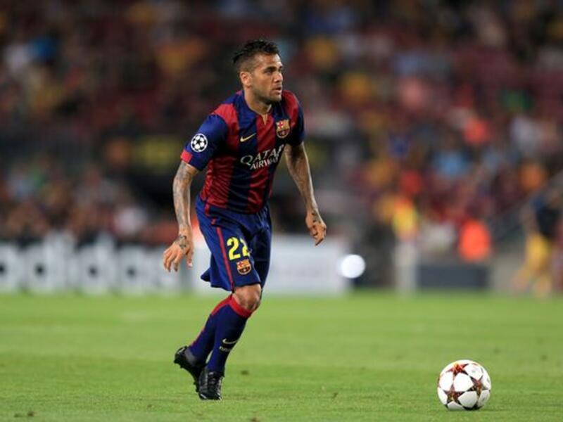 8- الظهير البرازيلي داني ألفيش: انتقل من إشبيلية إلى برشلونة مقابل 35.5 مليون يورو موسم 2008-2009.