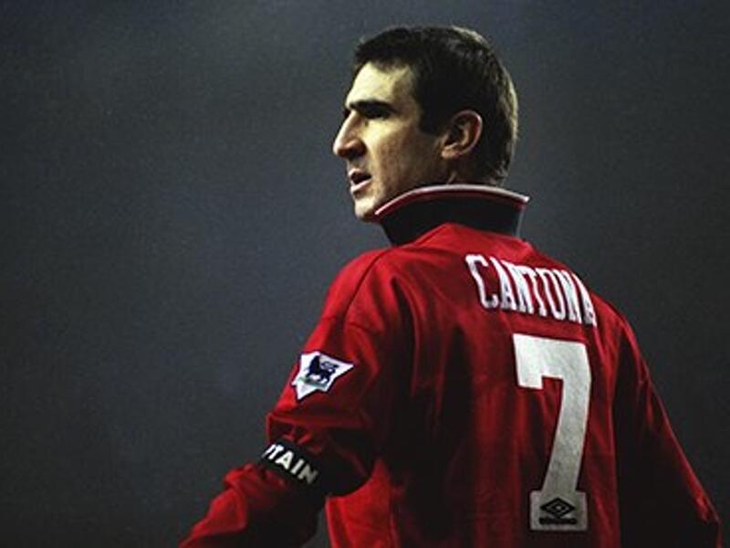 المهاجم الفرنسي إيريك كانتونا (مانشستر يونايتد): ساهم في جعل يونايتد أبرز أندية البطولة، اتسم بأداء مميز وإرادة فولاذية ونهم للفوز، قدم العديد من اللحظات الساحرة أبرزها هدفه في سندرلاند عام 1996 بعد تمريرة سريعة ثم ركلة رأسية استقرت في الشباك لنعلن عن فوز فريقه.