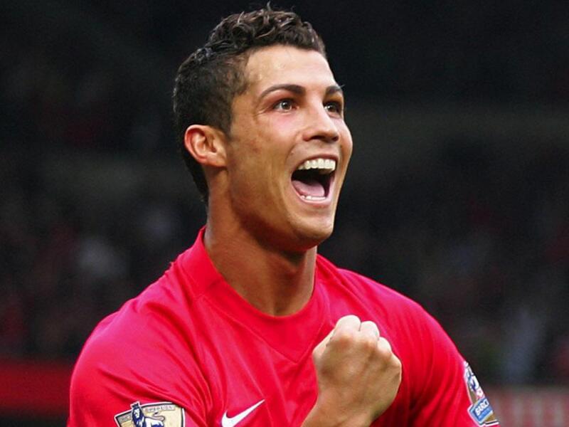 المهاجم البرتغالي كريستيانو رونالدو (مانشستر يونايتد): اكتسب شهرته منذ فترته في أولد ترافورد، كانت مهاراته ولياقته كابوساً لخصومه، كانت أبرز لحظاته في أول ظهور له أمام بولتون عام 2003 حين أحدث ضجة في الملعب بمجرد لمسه للكرة عندما نزل الملعب في الدقيقة 61 بدلاً من نيكي بات.