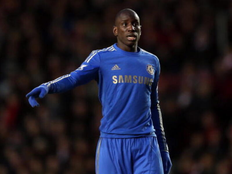 السنغالي ديمبا با (تشلسي): خاض تجارب احترافية كثيرة في فرنسا وبلجيكا وألمانيا ثم استقر في إنجلترا بدءاً من ويست هام ومروراً بنيوكاسل حتى وصل به المطاف إلى تشلسي الذي انتقل إليه مطلع 2013 وتأقلم مباشرة في صفوفه وسجل العديد من الأهداف الحاسمة.