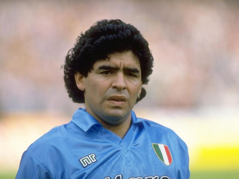 1- المهاجم الأرجنتيني دييغو مارادونا: أحد أساطير الكرة، عانى من طفولة صعبة، واضطر للعيش في غرفة رفقة أشقائه السبعة، كما أنه لم يتعلم، كانت كرة القدم ملاذه الوحيد، حظي بمسيرة رائعة وقاد منتخب بلاده للفوز بكأس العالم 1986 وقاد نابولي لأفضل فتراته عبر التاريخ.