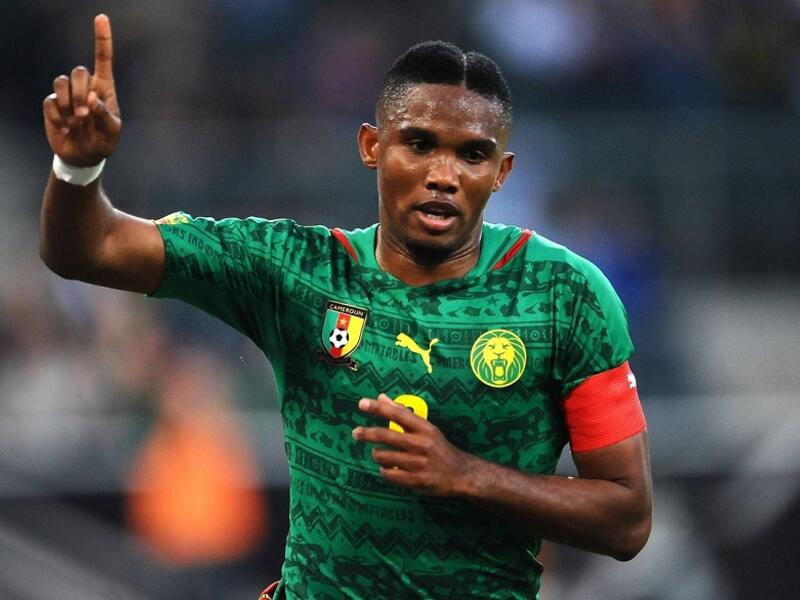 6- المهاجم الكاميروني سامويل إيتو: ولد وترعرع في دوالا، اضطر هو وإخوانه التسعة للعيش في منزل صغير مكتظ، اعتاد اللعب رفقة أشقائه حفاة الأقدام بكرات مصنوعة من الأكياس، إلا أن موهبته اكتشفت وهو في الـ 16 من عمره حينما تعاقد معه ريال مدريد.