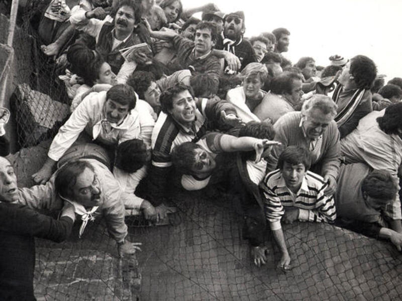 مايو 1985 - بلجيكا: قتل 39 مشجعاً معظمهم إيطاليون جراء أعمال شغبٍ قبيل نهائي الكأس الأوروبي (دوري أبطال أوروبا) بين يوفنتوس الإيطالي وليفربول الإنجليزي في ملعب هايسيل ببروكسل في حادثة تعد الأشهر عبر التاريخ.